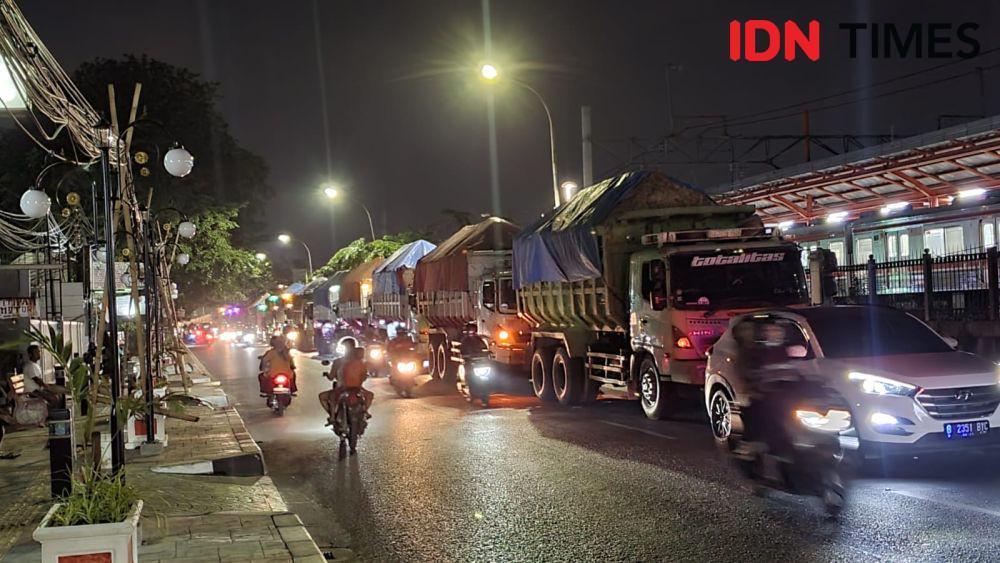 Truk Tanah di Bekasi. (IDN Times/Imam Faishal)