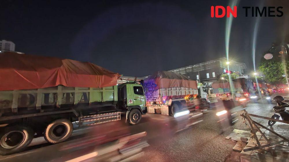 Truk Tanah di Bekasi Kembali Langgar Jam Operasional. (IDN Times/Imam Faishal)