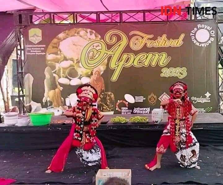 Inin Nastain/ salah satu penampilan seni pada festival Apem