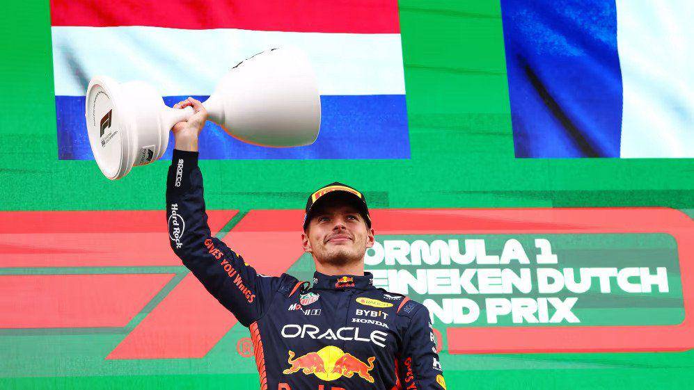 Max Verstappen mengangkat trofi di podium GP Belanda 2023. (formula1.com)