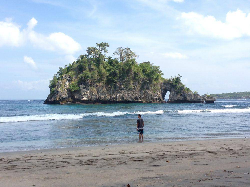 Bentuk Pulau Batu Menjinong yang menjulang (Dok.Pribadi/Natalia Indah)