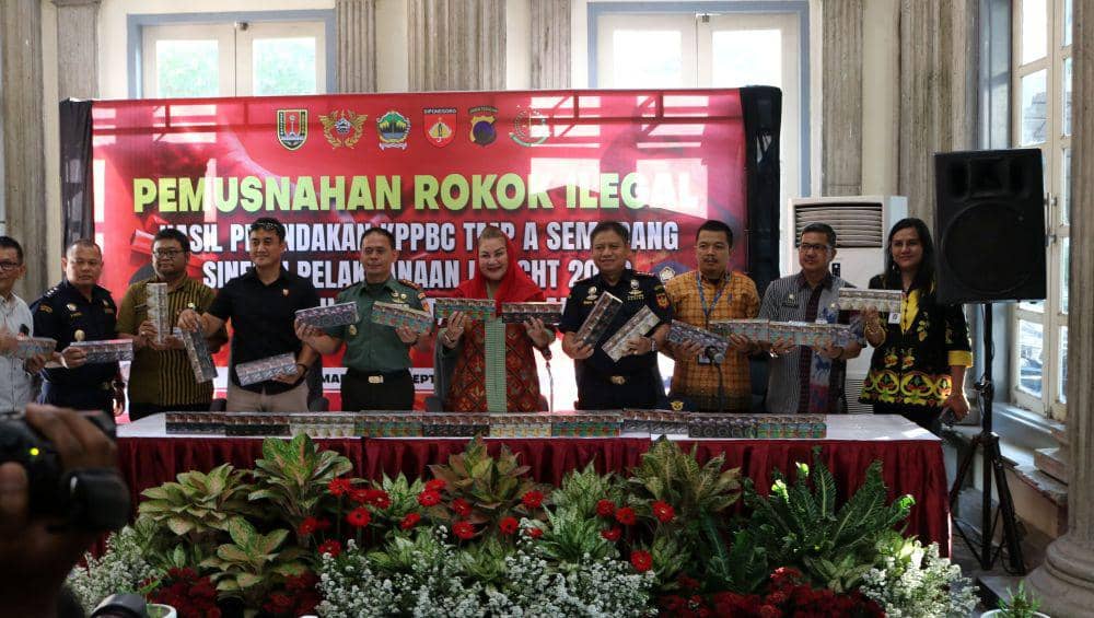 Bea Cukai Semarang, Pemkot Semarang dan penegak hukum memusnahkan rokok ilegal, Selasa (12/9/2023). (dok. Bea Cukai Semarang)