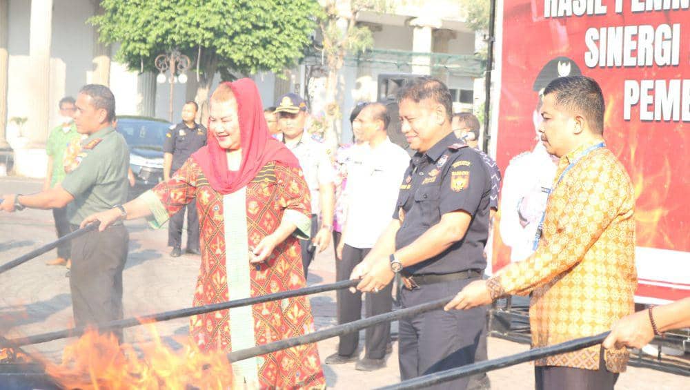 Bea Cukai Semarang, Pemkot Semarang dan penegak hukum memusnahkan rokok ilegal, Selasa (12/9/2023). (dok. Bea Cukai Semarang)