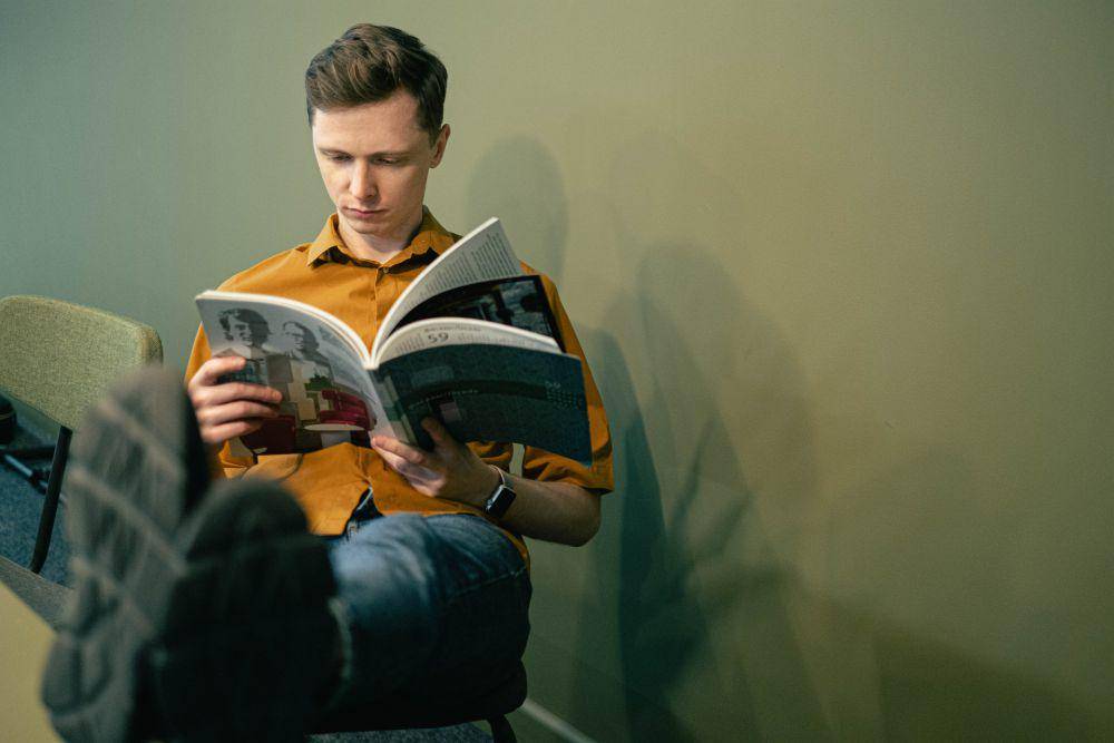 ilustrasi me time membaca buku (pexels.com/Ivan Samkov)