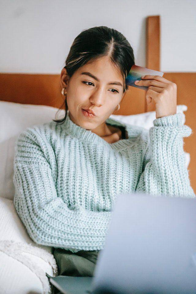 ilustrasi berbelanja online (pexels.com/Liza Summer)