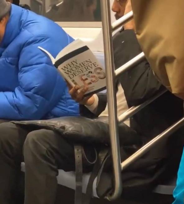 potret lucu buku gak biasa di kereta (instagram.com/subwaycreatures)