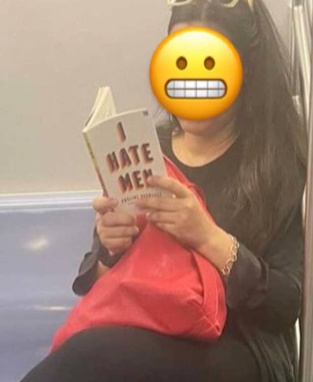 potret lucu buku gak biasa di kereta (instagram.com/subwaycreatures)