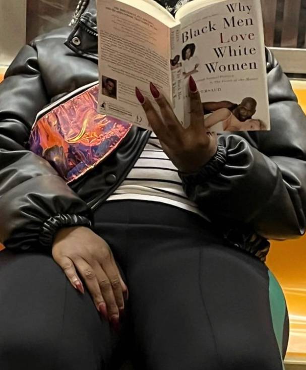 potret lucu buku gak biasa di kereta (instagram.com/subwaycreatures)