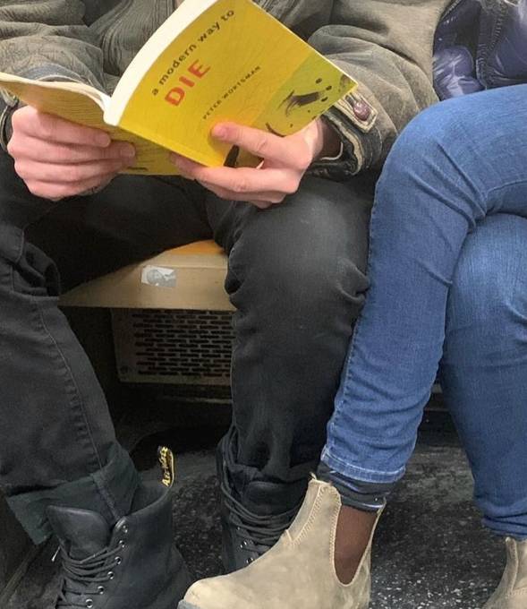 potret lucu buku gak biasa di kereta (instagram.com/subwaycreatures)