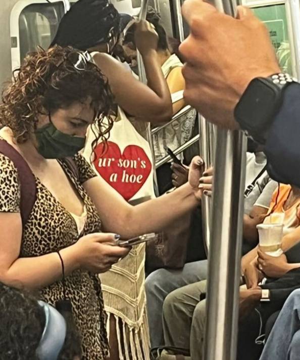 potret lucu tulisan barbar di totebag penumpang kereta (instagram.com/subwaycreatures)