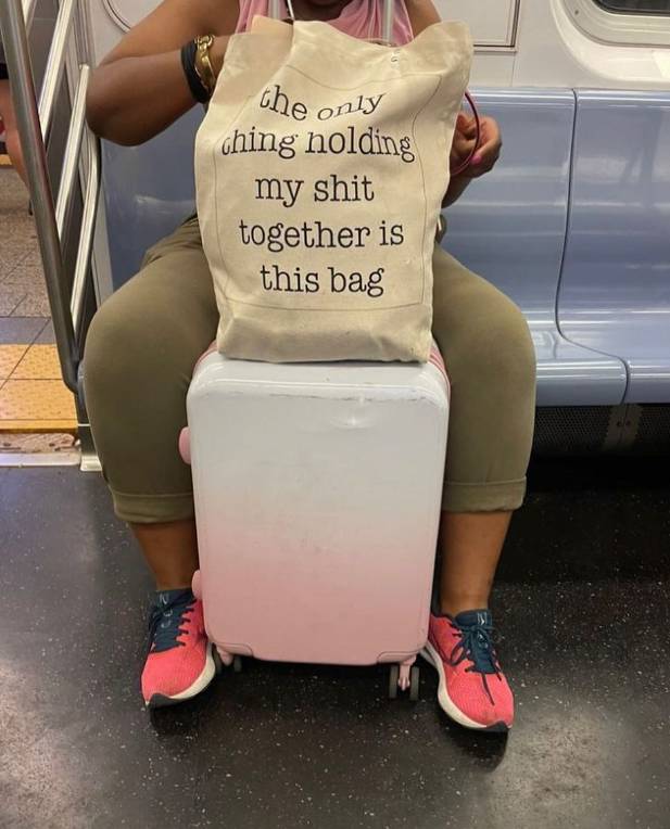 potret lucu tulisan barbar di totebag penumpang kereta (instagram.com/subwaycreatures)