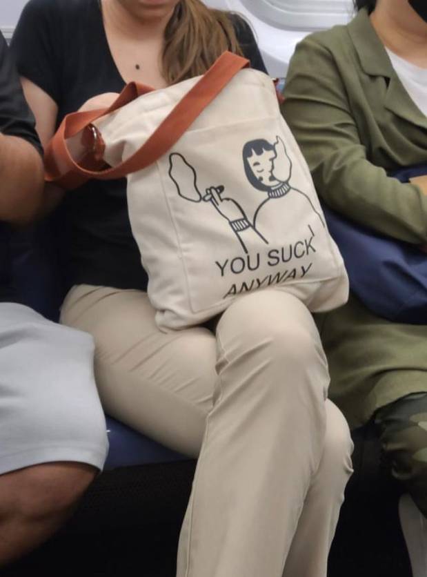 potret lucu tulisan barbar di totebag penumpang kereta (instagram.com/subwaycreatures)