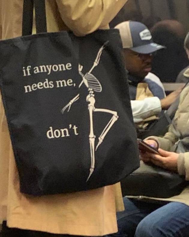 potret lucu tulisan barbar di totebag penumpang kereta (instagram.com/subwaycreatures)