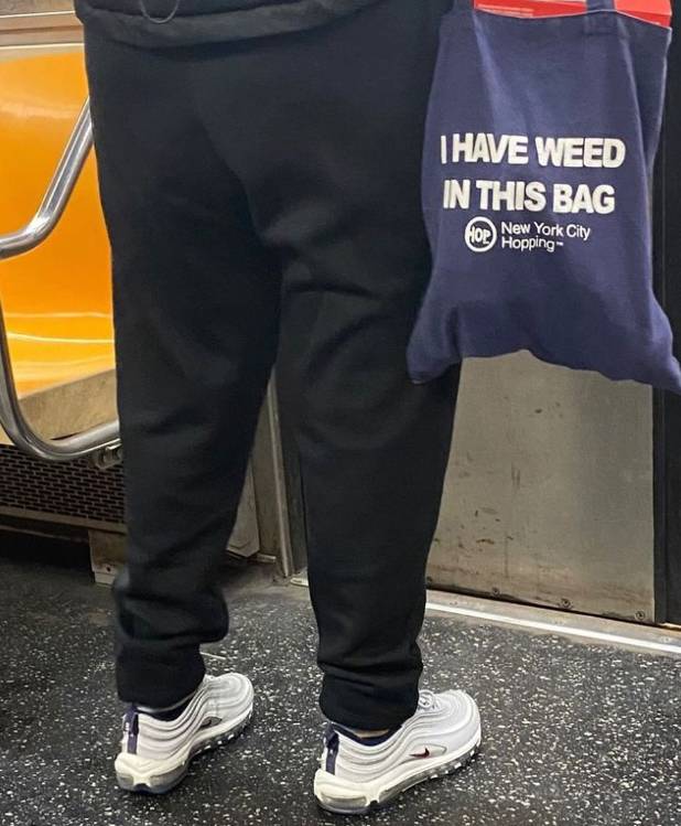 potret lucu tulisan barbar di totebag penumpang kereta (instagram.com/subwaycreatures)