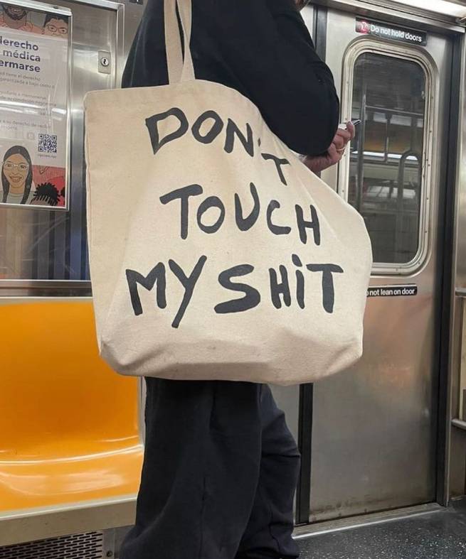 potret lucu tulisan barbar di totebag penumpang kereta (instagram.com/subwaycreatures)