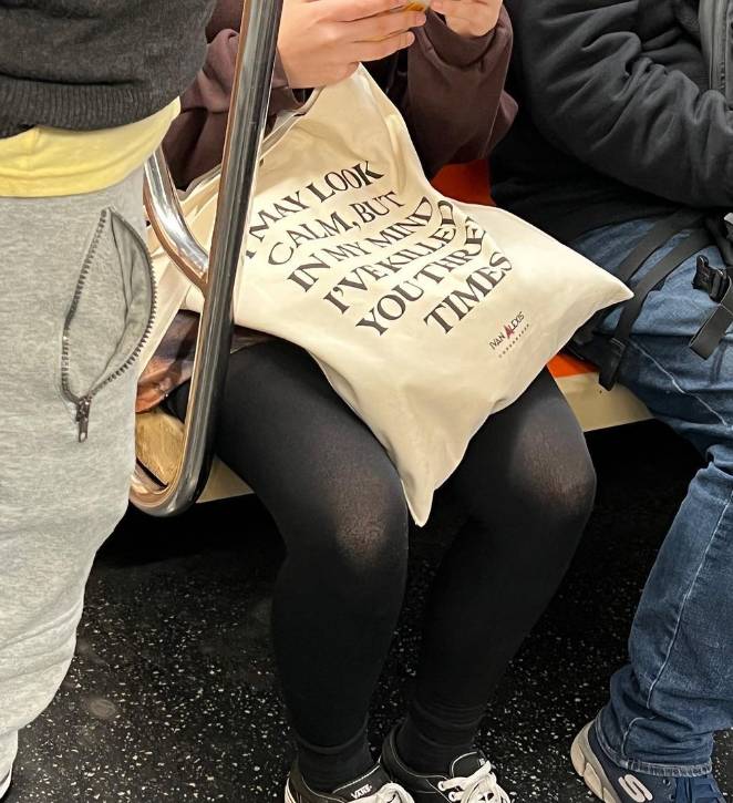 potret lucu tulisan barbar di totebag penumpang kereta (instagram.com/subwaycreatures)