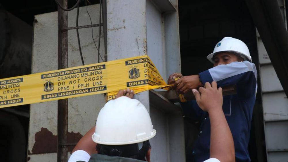 Momen pemprov DKI Jakarta melakukan penyegelan cerobong pabrik baja PT Jakarta Central Asia Steel (Dok. Dinas Lingkungan Hidup DKI Jakarta)
