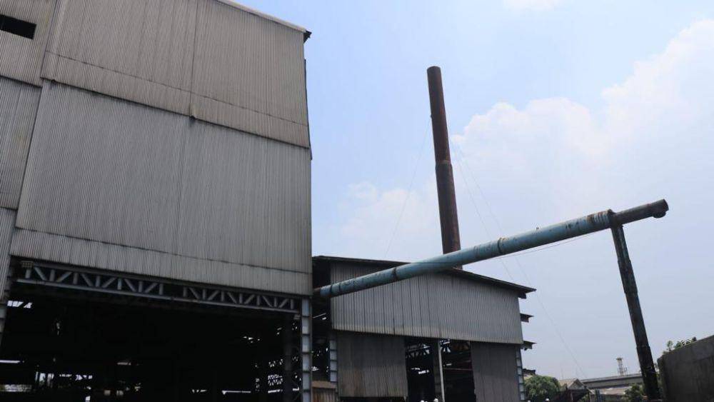 Momen pemprov DKI Jakarta melakukan penyegelan cerobong pabrik baja PT Jakarta Central Asia Steel (Dok. Dinas Lingkungan Hidup DKI Jakarta)