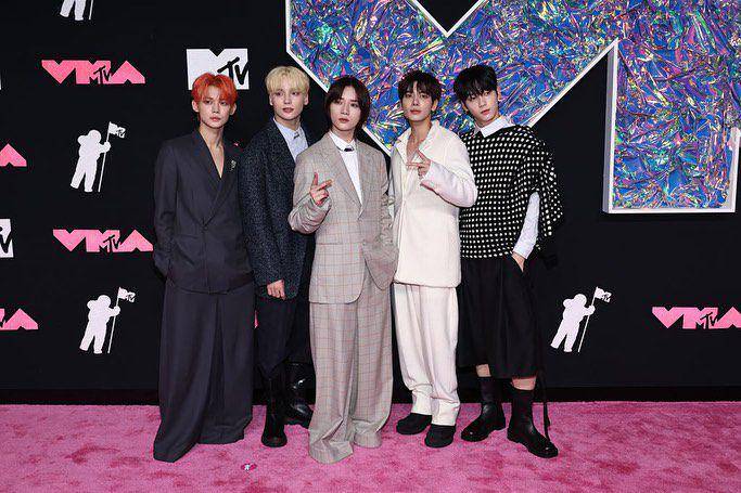 Gaya Seleb Pria di Pink Carpet MTV VMAs 2023 (Instagram.com/ellehongkong)