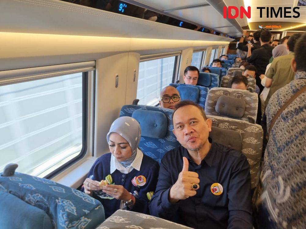 Cak Lontong saat ikut rombongan Presiden Joko Widodo dalam uji coba Kereta Cepat Jakarta-Bandung (IDN Times / Muhammad Ilman Nafi'an)