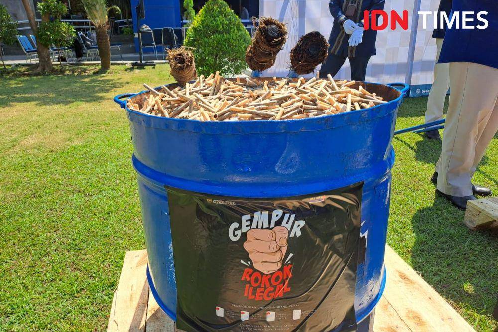 Bea Cukai menggelar pemusnahan barang kena cukai (BKC) hasil penindakan di wilayah Jawa Timur. (IDN Times/Triyan)