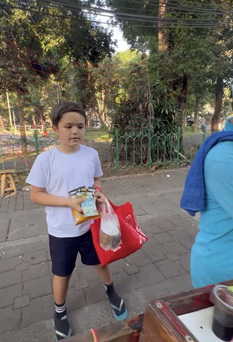 potret El Barack jajan tahu gejrot (Instagram.com/inijedar)