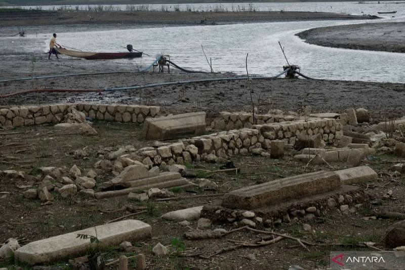 Potret kompleks pemakaman yang muncul di Waduk Gajah Mungkur, Wonogiri (ANTARA FOTO/Maulana Surya/foc)