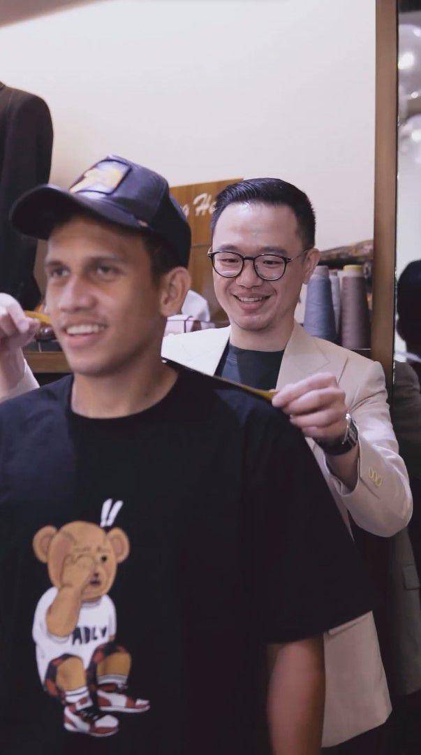 Egy Maulana fitting baju pengantin (instagram.com/jonathanwongso)