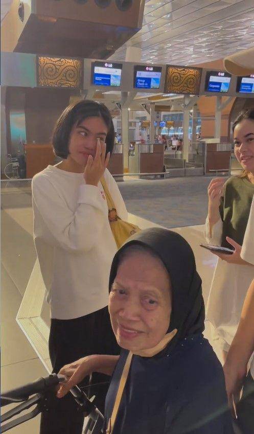 Alya Rohani melepas putrinya (Instagram.com/arohali)