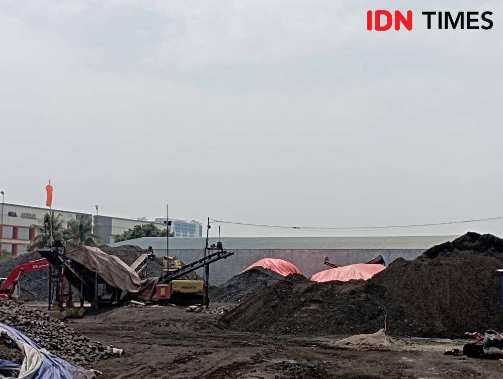 DLH DKI tutup operasional PT Trada Trans Indonesia, perusahaan batu bara di Jakut. (IDN Times/Dini Suciatiningrum)