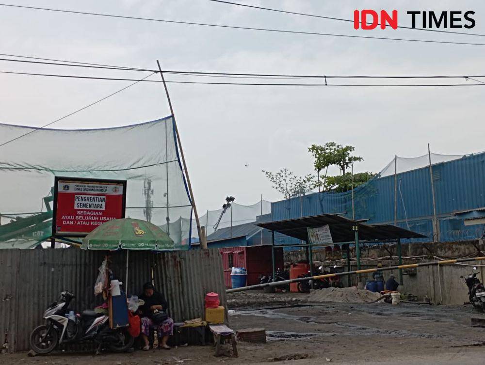 DLH DKI tutup operasional PT Trada Trans Indonesia, perusahaan batu bara di Jakut. (IDN Times/Dini Suciatiningrum)