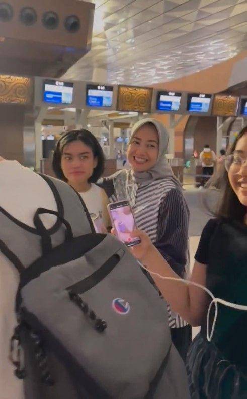Alya Rohani melepas putrinya (Instagram.com/arohali)
