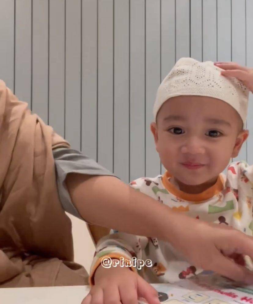 potret Rayyanza ngaji sama Sus Rini sebelum tidur (Instagram.com/riniperdiyanti)