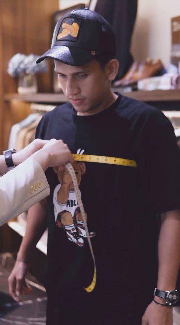 Egy Maulana fitting baju pengantin (instagram.com/jonathanwongso)