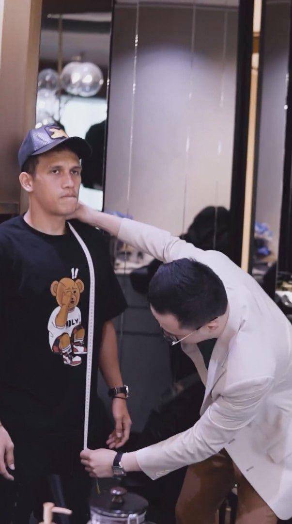 Egy Maulana fitting baju pengantin (instagram.com/jonathanwongso)