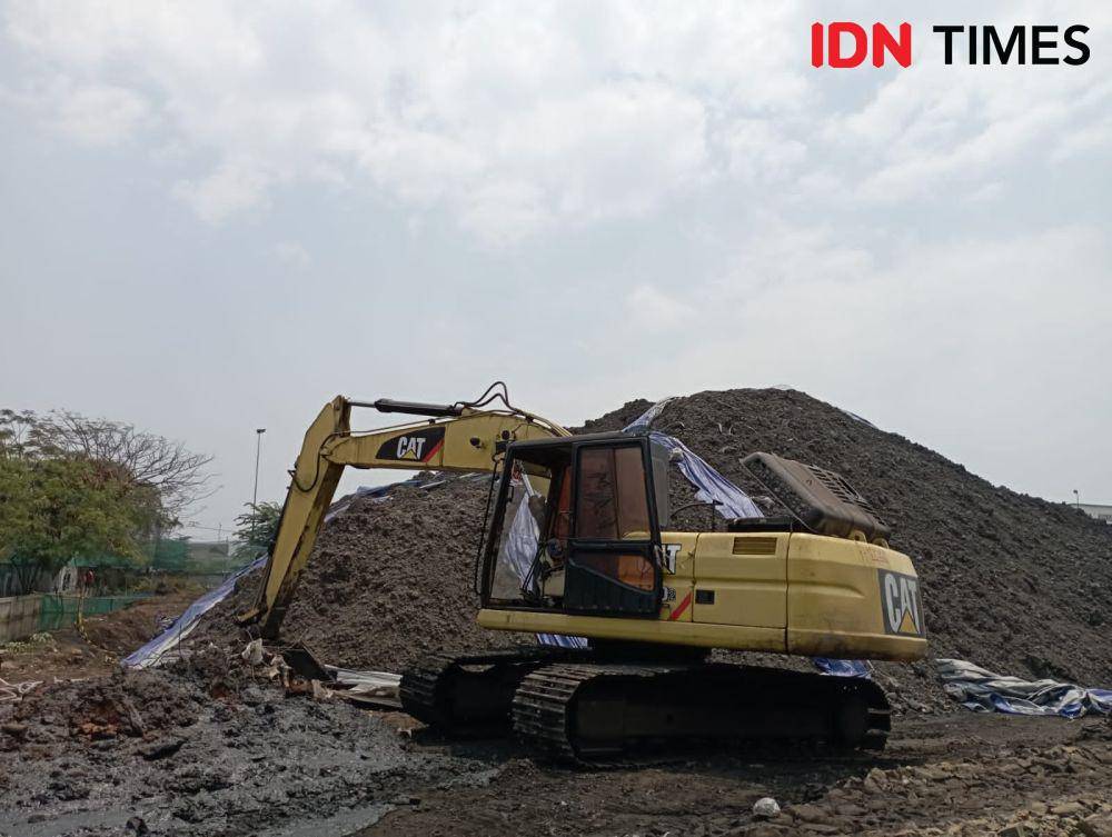 DLH DKI tutup operasional PT Trada Trans Indonesia, perusahaan batu bara di Jakut. (IDN Times/Dini Suciatiningrum)