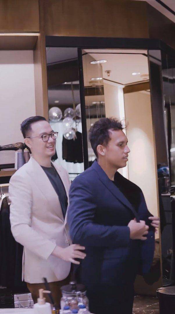 Egy Maulana fitting baju pengantin (instagram.com/jonathanwongso)