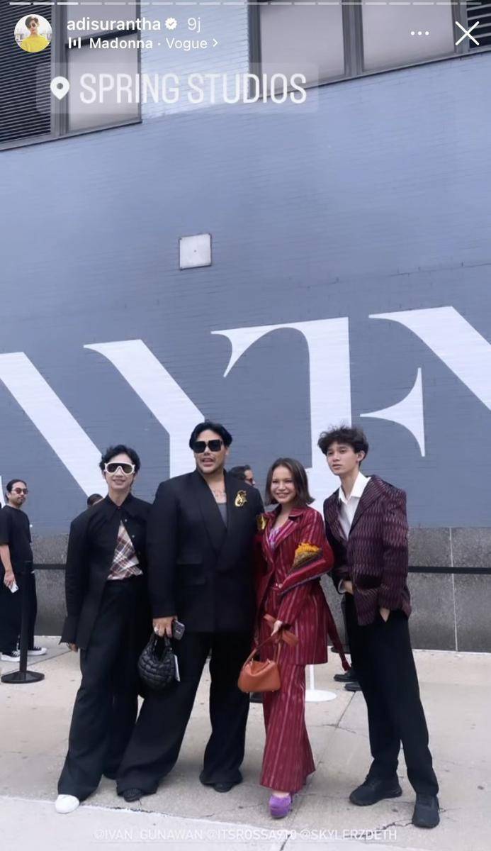potret Rossa dukung Ivan Gunawan di event NYFW 2023 (Instagram.com/adisurantha)