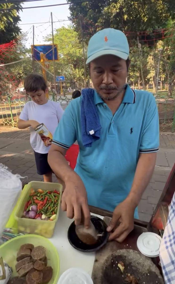 potret El Barack jajan tahu gejrot (Instagram.com/inijedar)