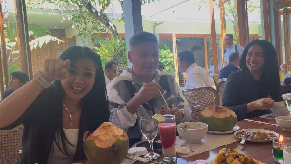 Raffi Ahmad makan bareng Jokowi (instagram.com/raffinagita1717)