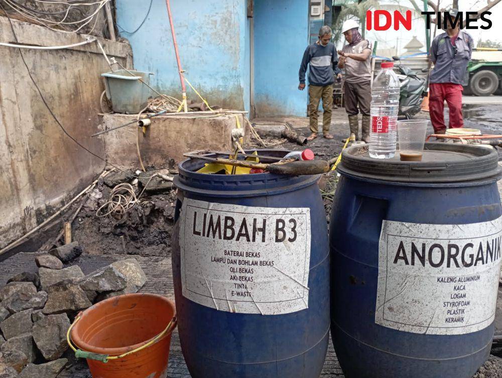 DLH DKI tutup operasional PT Trada Trans Indonesia, perusahaan batu bara di Jakut. (IDN Times/Dini Suciatiningrum)