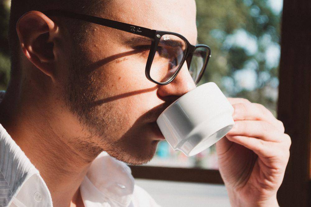 ilustrasi minum secangkir kopi (unsplash.com/Andriyko Podilnyk)