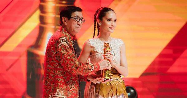 7 Potret Cinta Laura Terima Nawacita Awards 2023, Bangga!