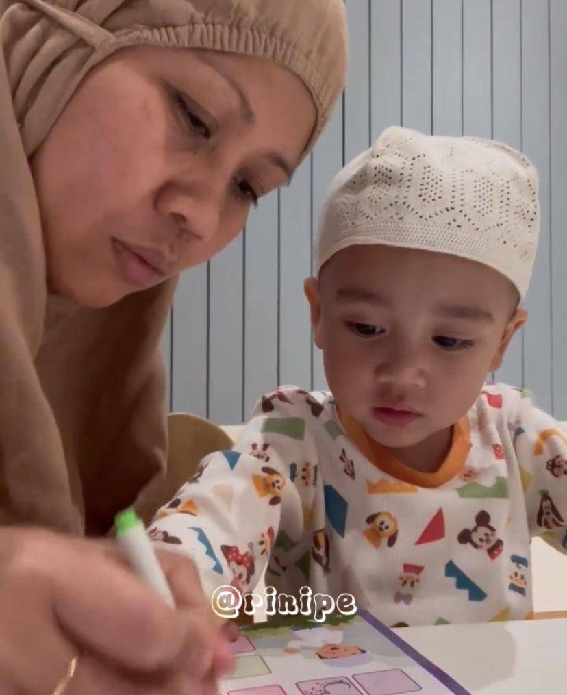 potret Rayyanza ngaji sama Sus Rini sebelum tidur (Instagram.com/riniperdiyanti)