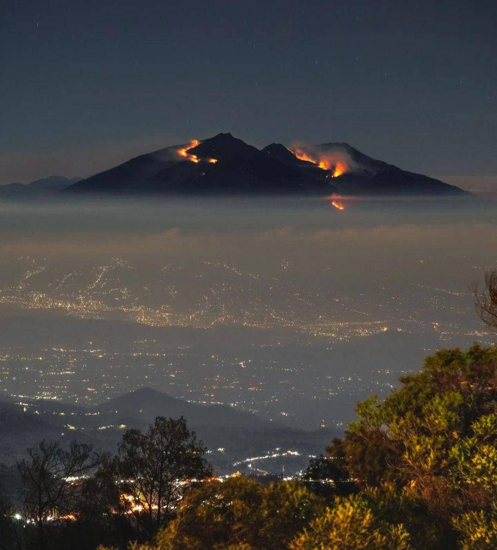 illustrasi kebakaran gunung Arjuno (instagram.com/aboutlandscape_)