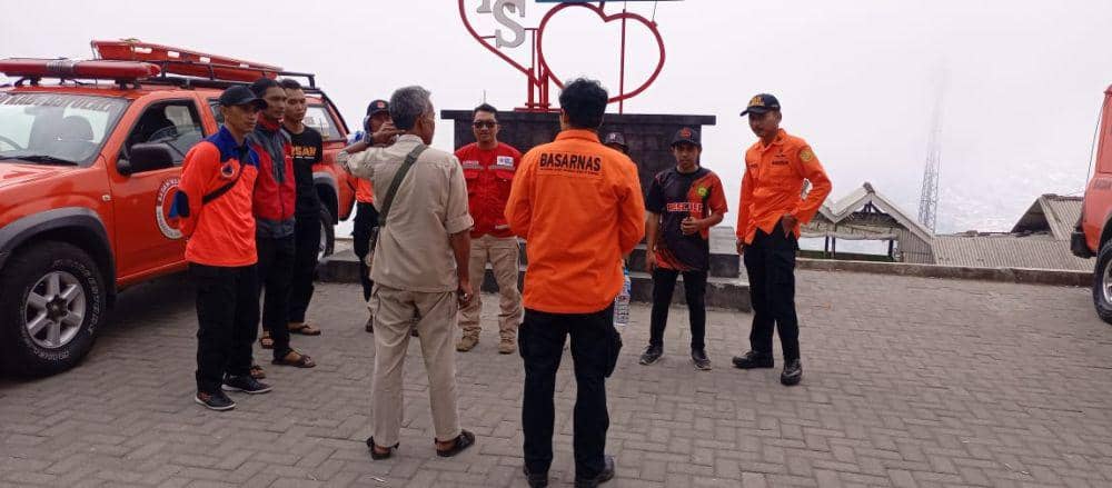 Basarnas dan relawan gabungan saat apel siaga untuk mengevakuasi Jacinto Cornejo dari jalur pendakian Gunung Merapi di Boyolali. (IDN Times/Fariz Fardianto)