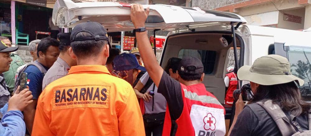 Jacinto Cornejo masuk ke ambulans saat dibawa oleh Basarnas dan petugas PMI. (IDN Times/Dok Humas Basarnas Semarang)
