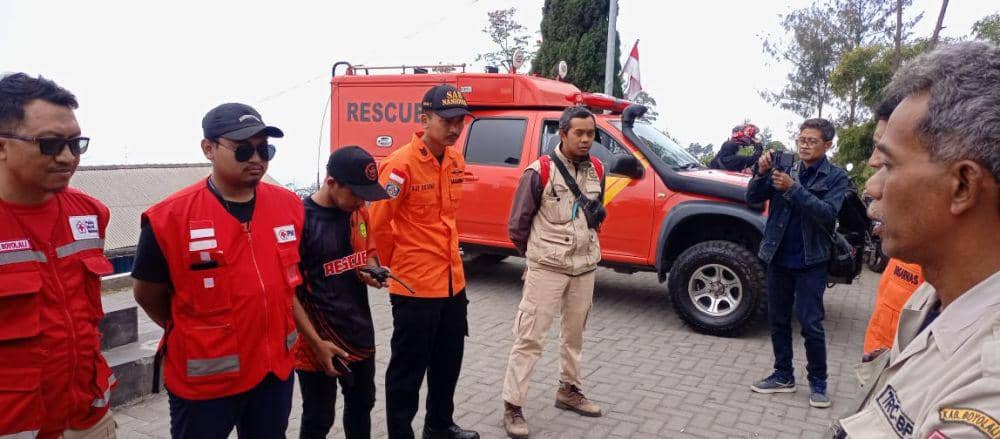 Sejumlah personel SAR gabungan saat bergegas melakukan evakuasi terhadap Jacinto Cornejo, seorang wanita asal Spanyol yang dilaporkan kecapekan saat mendaki Gunung Merapi di jalur pendakian Boyolali. (IDN Times/Fariz Fardianto)