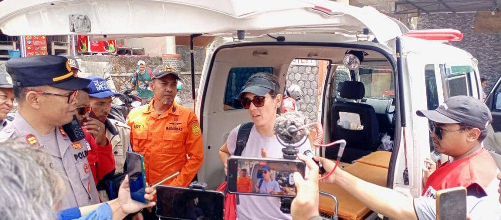 Jacinto Cornejo, seorang WNA asal Spanyol memberikan keterangan kepada media usai ditolong tim SAR gabungan dari jalur pendakian Gunung Merapi. (IDN Times/Dok Humas Basarnas Semarang)