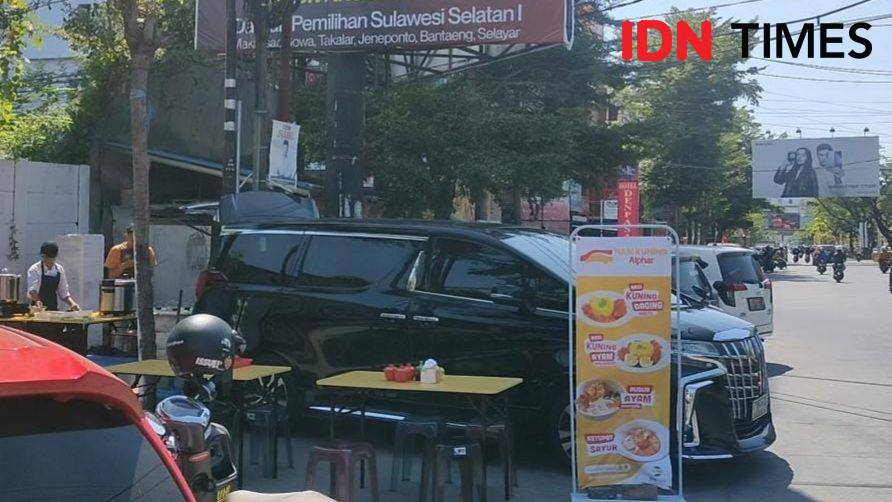 Stand nasi kuning Alphard di Kota Makassar. (Dahrul Amri/IDN Times Sulsel)